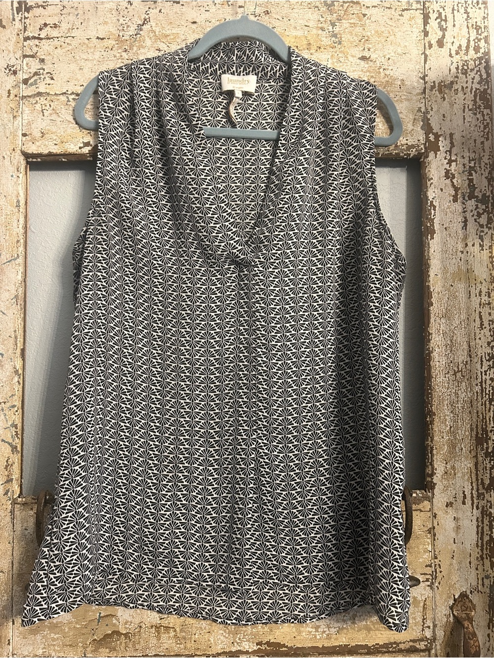 Laundry by Shelli Segal Black & White Sleeveless V-Neck Blouse